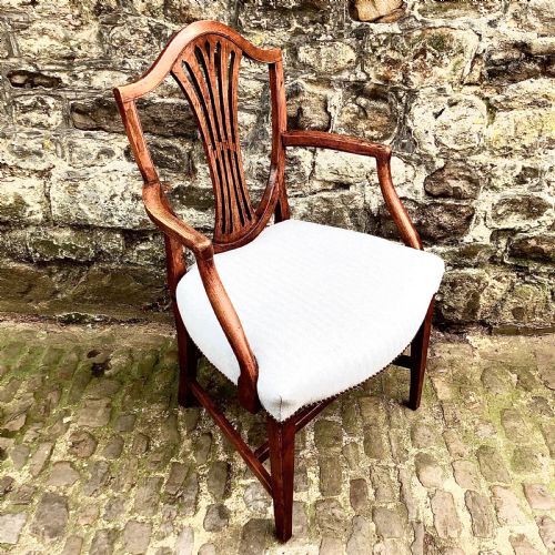 A GEORGE III ELM SHIELD BACK ELBOW CHAIR - ADDITIONAL PHOTO 4