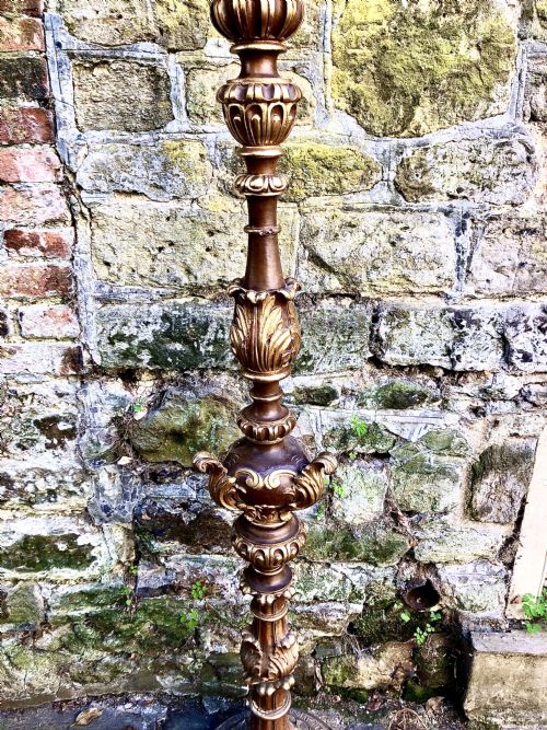 AN EARLY 20TH CENTURY CARVED GILTWOOD STANDARD LAMP - ADDITIONAL PHOTO 3