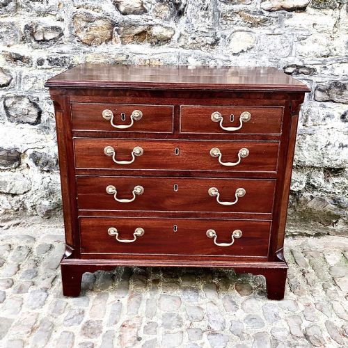 a small george iii mahogany chest of drawers - CATEGORY: ANTIQUE CHEST OF DRAWERS - DATED GEORGIAN