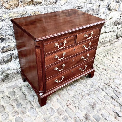 A SMALL GEORGE III MAHOGANY CHEST OF DRAWERS - ADDITIONAL PHOTO 1