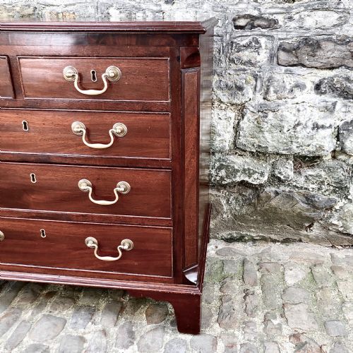 A SMALL GEORGE III MAHOGANY CHEST OF DRAWERS - ADDITIONAL PHOTO 2