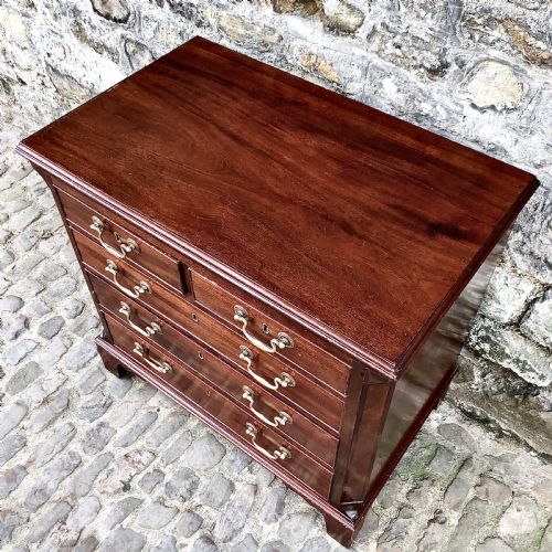 A SMALL GEORGE III MAHOGANY CHEST OF DRAWERS - ADDITIONAL PHOTO 3