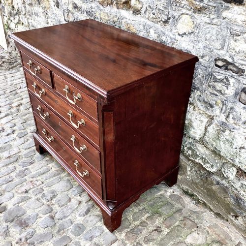 A SMALL GEORGE III MAHOGANY CHEST OF DRAWERS - ADDITIONAL PHOTO 4
