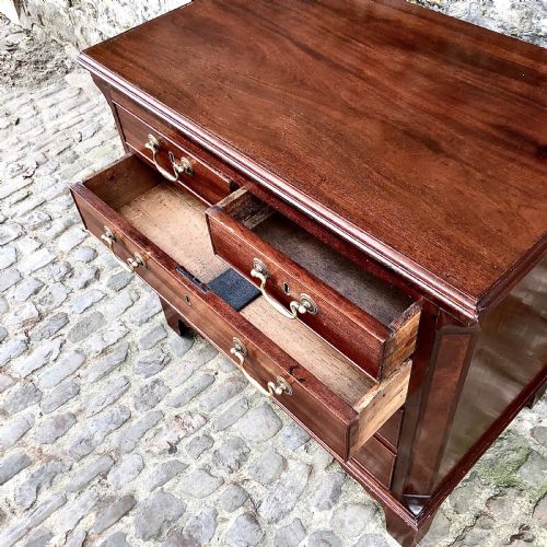 A SMALL GEORGE III MAHOGANY CHEST OF DRAWERS - ADDITIONAL PHOTO 5