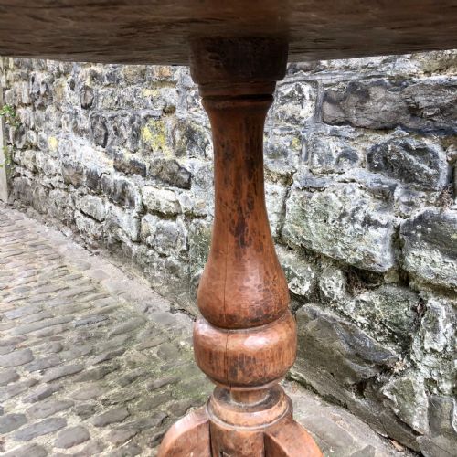 AN UNUSUAL ARTISAN MADE ELM TRIPOD TABLE - ADDITIONAL PHOTO 4