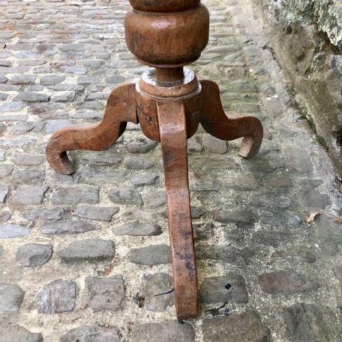 AN UNUSUAL ARTISAN MADE ELM TRIPOD TABLE - ADDITIONAL PHOTO 5