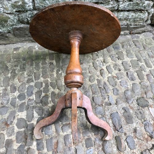 AN UNUSUAL ARTISAN MADE ELM TRIPOD TABLE - ADDITIONAL PHOTO 6