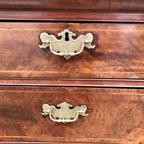 A GEORGE II WALNUT CHEST OF DRAWERS - ADDITIONAL PHOTO 4