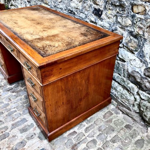A LATE 19TH CENTURY MAHOGANY PEDESTAL DESK - ADDITIONAL PHOTO 3