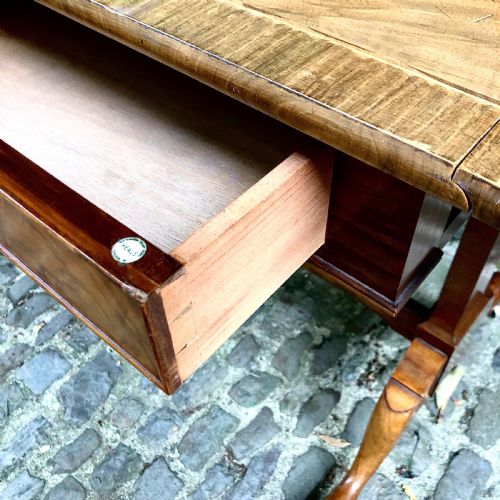 AN EARLY 20TH CENTURY WALNUT SOFA TABLE BY HEALS - ADDITIONAL PHOTO 5