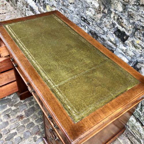 AN EDWARDIAN WALNUT PEDESTAL DESK - ADDITIONAL PHOTO 4