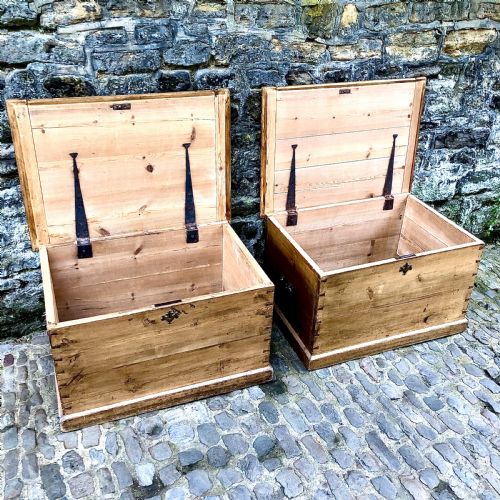 A PAIR OF EARLY 19TH CENTURY PINE BLANKET BOXES OR SAILORS TRUNKS - ADDITIONAL PHOTO 1