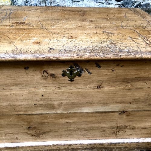 A PAIR OF EARLY 19TH CENTURY PINE BLANKET BOXES OR SAILORS TRUNKS - ADDITIONAL PHOTO 6