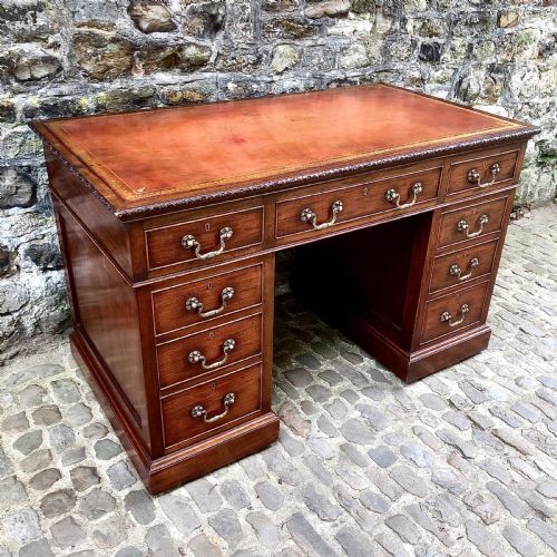 AN EDWARDIAN MAHOGANY PEDESTAL DESK - ADDITIONAL PHOTO 2