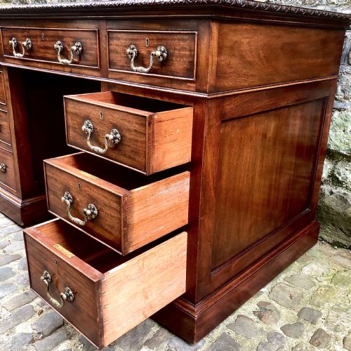 AN EDWARDIAN MAHOGANY PEDESTAL DESK - ADDITIONAL PHOTO 6
