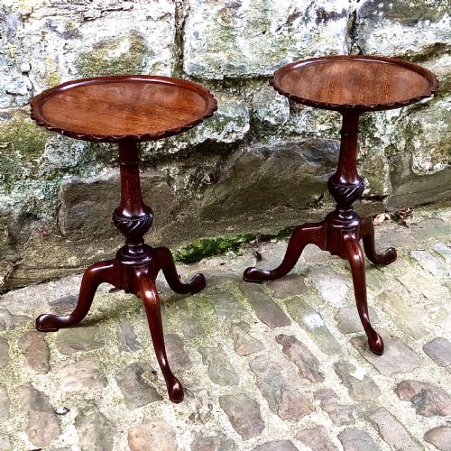 A PAIR OF SMALL EDWARDIAN MAHOGANY TRIPOD WINE TABLES - ADDITIONAL PHOTO 1