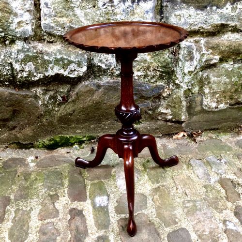 A PAIR OF SMALL EDWARDIAN MAHOGANY TRIPOD WINE TABLES - ADDITIONAL PHOTO 3