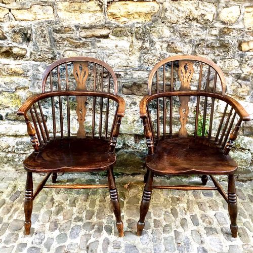 A PAIR OF EARLY 20TH CENTURY WINDSOR ELBOW CHAIRS - ADDITIONAL PHOTO 1