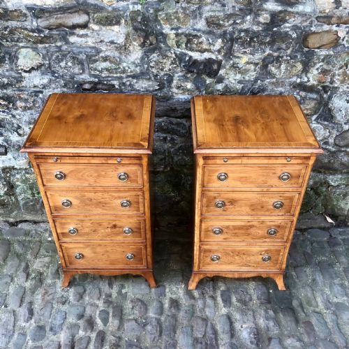 A PAIR OF EARLY 20TH CENTURY YEW WOOD BEDSIDE TABLES - ADDITIONAL PHOTO 3