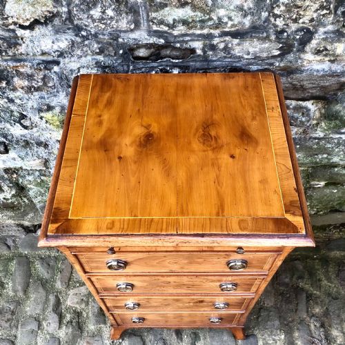 A PAIR OF EARLY 20TH CENTURY YEW WOOD BEDSIDE TABLES - ADDITIONAL PHOTO 5