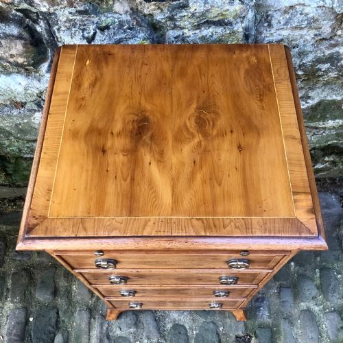 A PAIR OF EARLY 20TH CENTURY YEW WOOD BEDSIDE TABLES - ADDITIONAL PHOTO 7