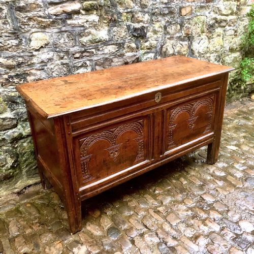 AN EARLY 18TH CENTURY OAK COFFER - ADDITIONAL PHOTO 1
