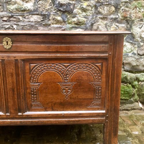 AN EARLY 18TH CENTURY OAK COFFER - ADDITIONAL PHOTO 4