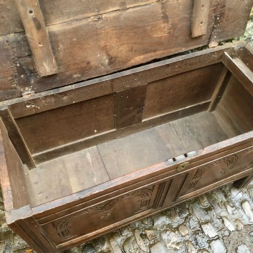 AN EARLY 18TH CENTURY OAK COFFER - ADDITIONAL PHOTO 7