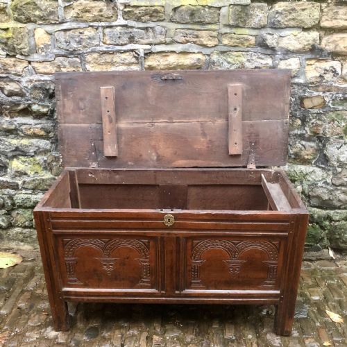 AN EARLY 18TH CENTURY OAK COFFER - ADDITIONAL PHOTO 10