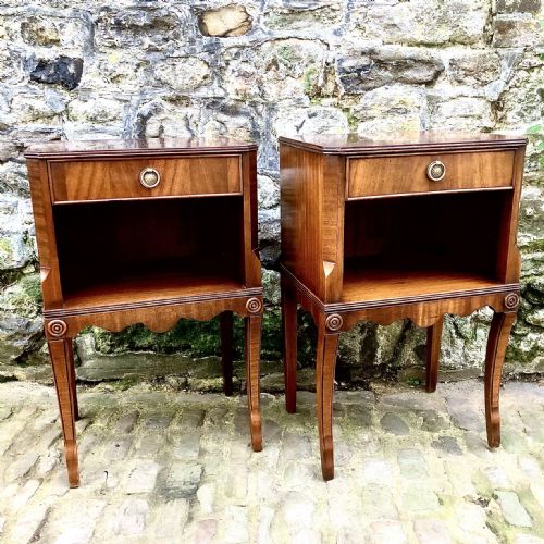 a pair of early 20th century mahogany bedside tables - CATEGORY: ANTIQUE CABINETS - DATED 1930