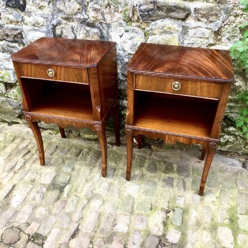 A PAIR OF EARLY 20TH CENTURY MAHOGANY BEDSIDE TABLES - ADDITIONAL PHOTO 1