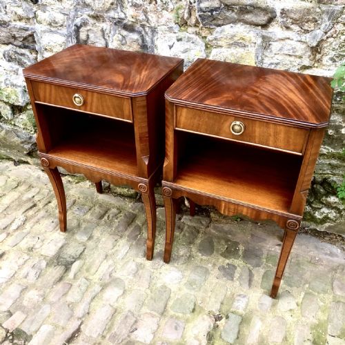 A PAIR OF EARLY 20TH CENTURY MAHOGANY BEDSIDE TABLES - ADDITIONAL PHOTO 2