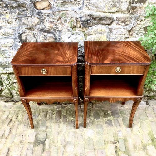 A PAIR OF EARLY 20TH CENTURY MAHOGANY BEDSIDE TABLES - ADDITIONAL PHOTO 3