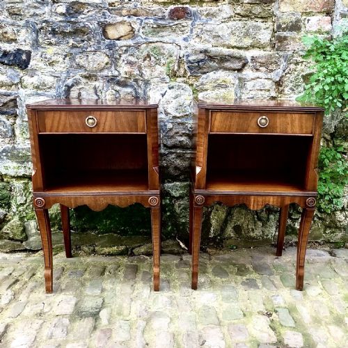 A PAIR OF EARLY 20TH CENTURY MAHOGANY BEDSIDE TABLES - ADDITIONAL PHOTO 4