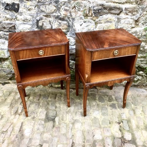 A PAIR OF EARLY 20TH CENTURY MAHOGANY BEDSIDE TABLES - ADDITIONAL PHOTO 5