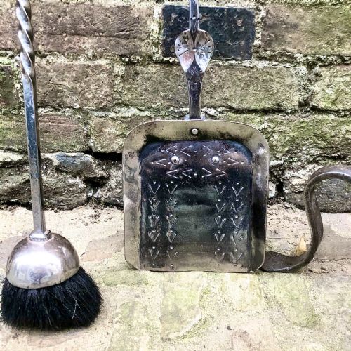 AN EARLY 20TH CENTURY STEEL COMPANION SET OF FIRE IRONS - ADDITIONAL PHOTO 4