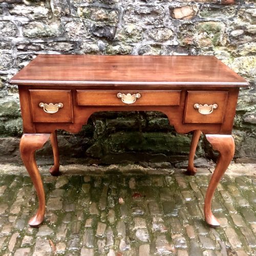 a late 19th century walnut dressing table - CATEGORY: ANTIQUE DRESSING TABLES - DATED 19TH CENTURY