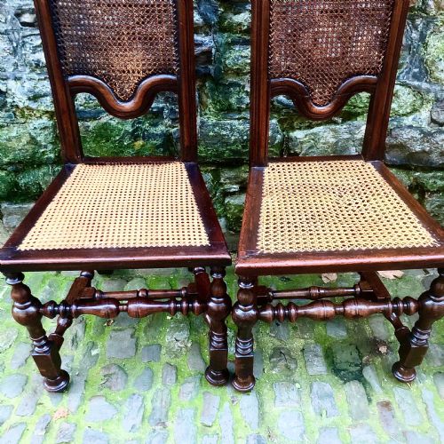 A SET OF FOUR WILLIAM AND MARY WALNUT CHAIRS - ADDITIONAL PHOTO 4