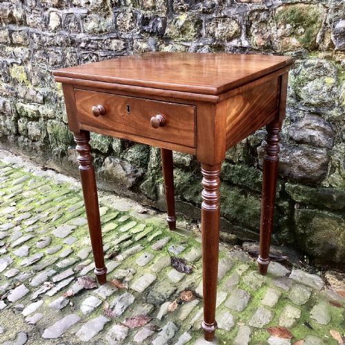 AN EARLY 19TH CENTURY MAHOGANY CARD TABLE - ADDITIONAL PHOTO 3
