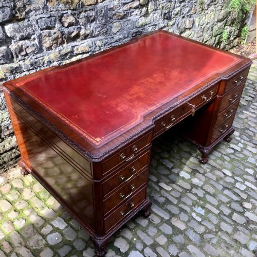 A LARGE EDWARDIAN FREESTANDING MAHOGANY PEDESTAL DESK - ADDITIONAL PHOTO 3