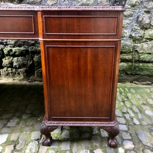 A LARGE EDWARDIAN FREESTANDING MAHOGANY PEDESTAL DESK - ADDITIONAL PHOTO 9
