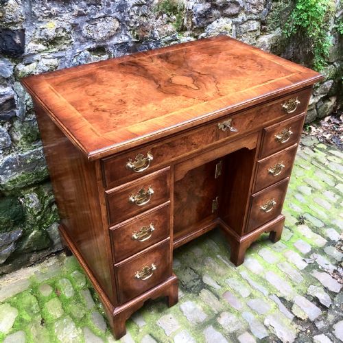 AN EARLY 20TH CENTURY WALNUT KNEEHOLE DESK - ADDITIONAL PHOTO 2