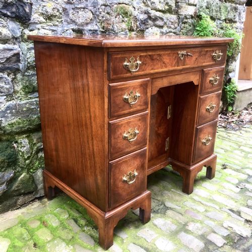 AN EARLY 20TH CENTURY WALNUT KNEEHOLE DESK - ADDITIONAL PHOTO 3