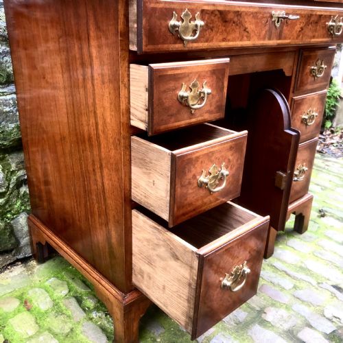 AN EARLY 20TH CENTURY WALNUT KNEEHOLE DESK - ADDITIONAL PHOTO 6