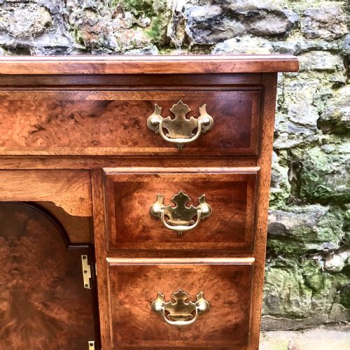 AN EARLY 20TH CENTURY WALNUT KNEEHOLE DESK - ADDITIONAL PHOTO 7