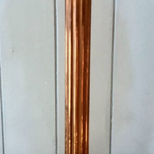 AN EARLY 20TH CENTURY BRASS COLUMN TABLE LAMP - ADDITIONAL PHOTO 2