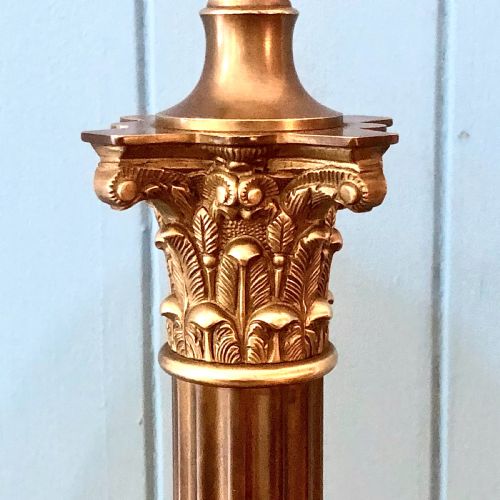 AN EARLY 20TH CENTURY BRASS COLUMN TABLE LAMP - ADDITIONAL PHOTO 3