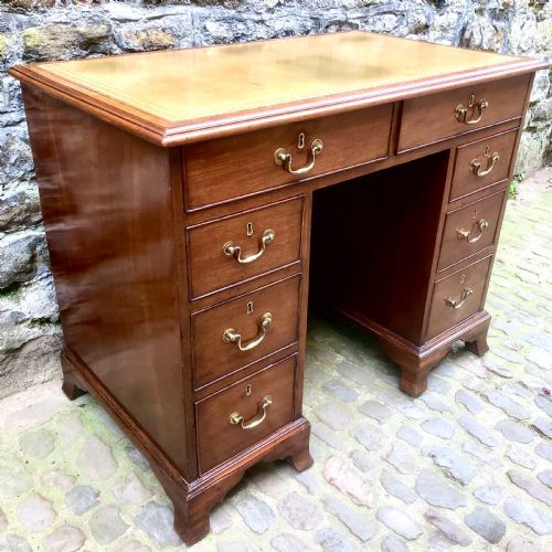 A SMALL MID VICTORIAN MAHOGANY KNEEHOLE DESK - ADDITIONAL PHOTO 1