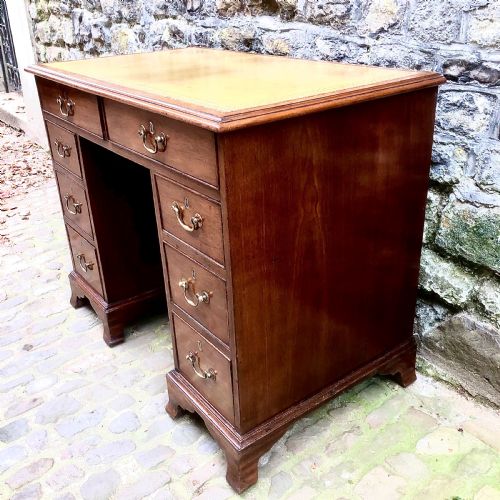 A SMALL MID VICTORIAN MAHOGANY KNEEHOLE DESK - ADDITIONAL PHOTO 2