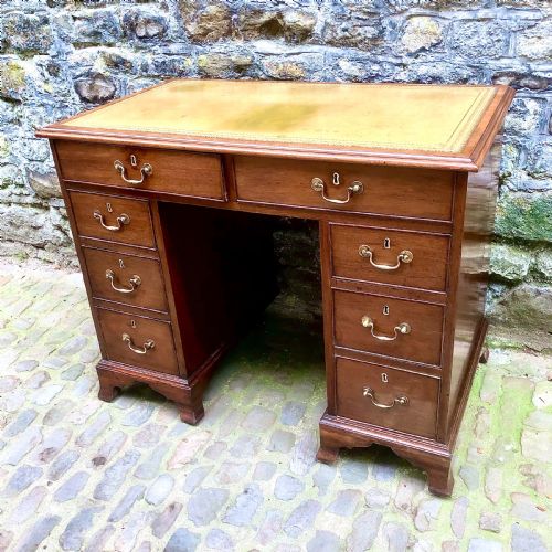 A SMALL MID VICTORIAN MAHOGANY KNEEHOLE DESK - ADDITIONAL PHOTO 3